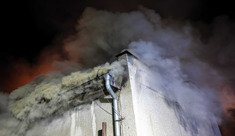 GALERIE: Požár garáží v areálu čistírny v Náchodě