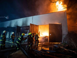 GALERIE: Požár garáží v areálu čistírny v Náchodě