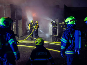 GALERIE: Požár garáží v areálu čistírny v Náchodě