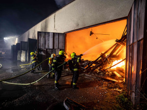 GALERIE: Požár garáží v areálu čistírny v Náchodě