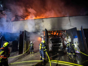 GALERIE: Požár garáží v areálu čistírny v Náchodě