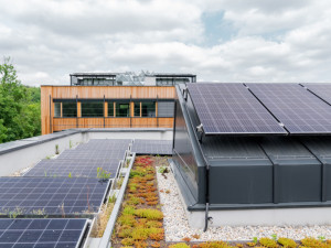 Po rozsáhlé rekonstrukci funguje v Praze 9 na Českobrodské opravdová školní budova pro 21. století, která je energeticky a uhlíkově pozitivní.