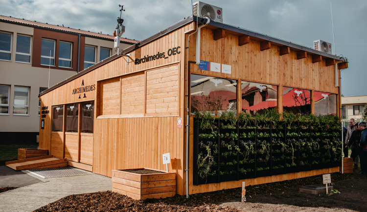 Archimedes je unikátní celosvětový projekt sítě digitálně propojených učeben, v nichž žáci základních škol a dalších vzdělávacích institucí studují zejména přírodní vědy.