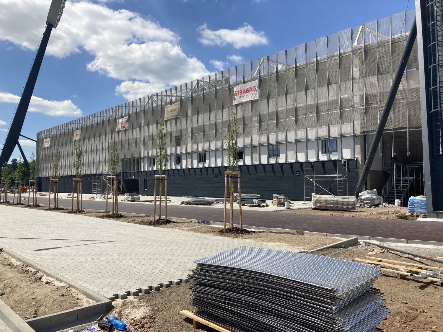 GALERIE: Stavba fotbalového stadionu v Hradci Králové (červen 2023)