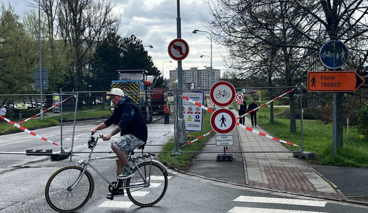GALERIE: Dopravní omezení při přestavbě hradecké Milety