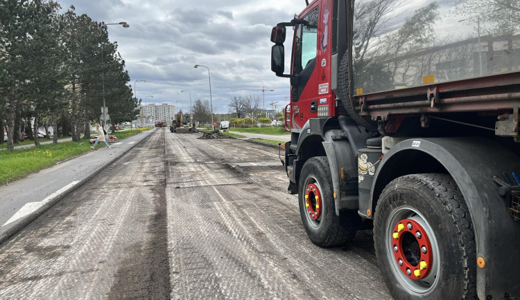 GALERIE: Dopravní omezení při přestavbě hradecké Milety