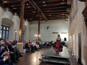 FOTOGALERIE: Netradiční přehlídka historických kostýmů připomněla závažnost rakoviny. Modely se stali sami pacienti