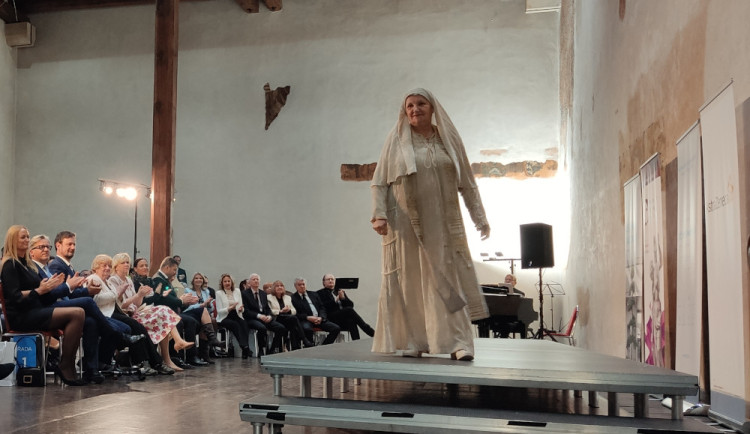 FOTOGALERIE: Netradiční přehlídka historických kostýmů připomněla závažnost rakoviny. Modely se stali sami pacienti