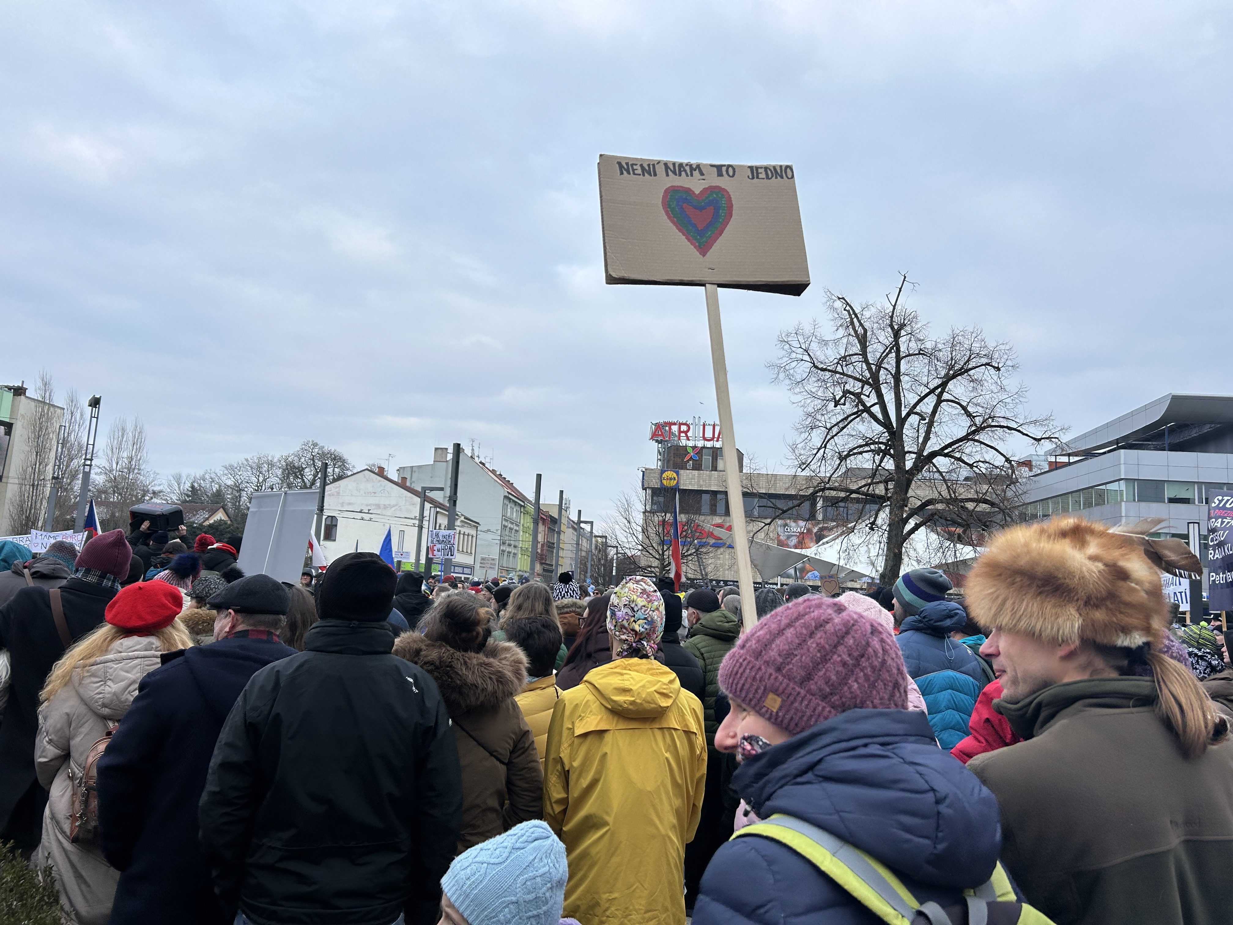 GALERIE: V Hradci Králové se na podporu prezidenta sešly stovky lidí