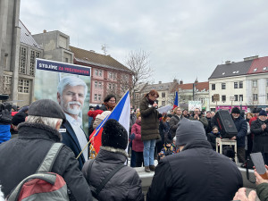 GALERIE: V Hradci Králové se na podporu prezidenta sešly stovky lidí
