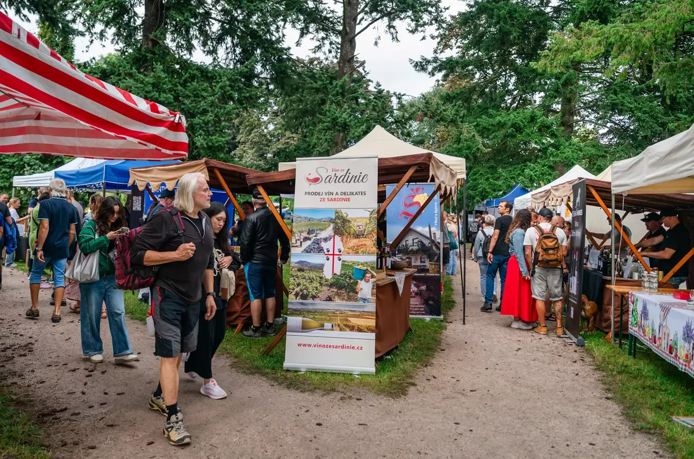 Hradecké nábřeží vína a Nábřežní jazzová pouť