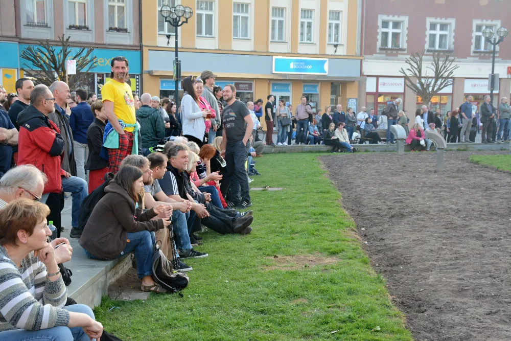 Demonstrace na Masarykově náměstí