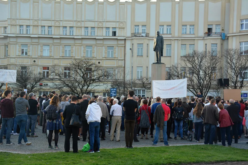 Demonstrace na Masarykově náměstí