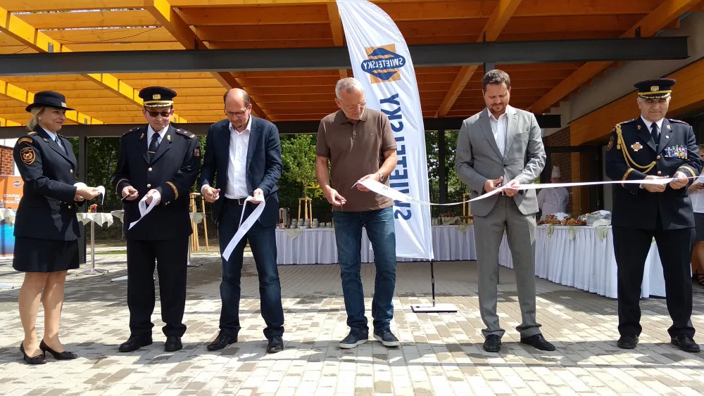 Slavnostní přestřižení pásky