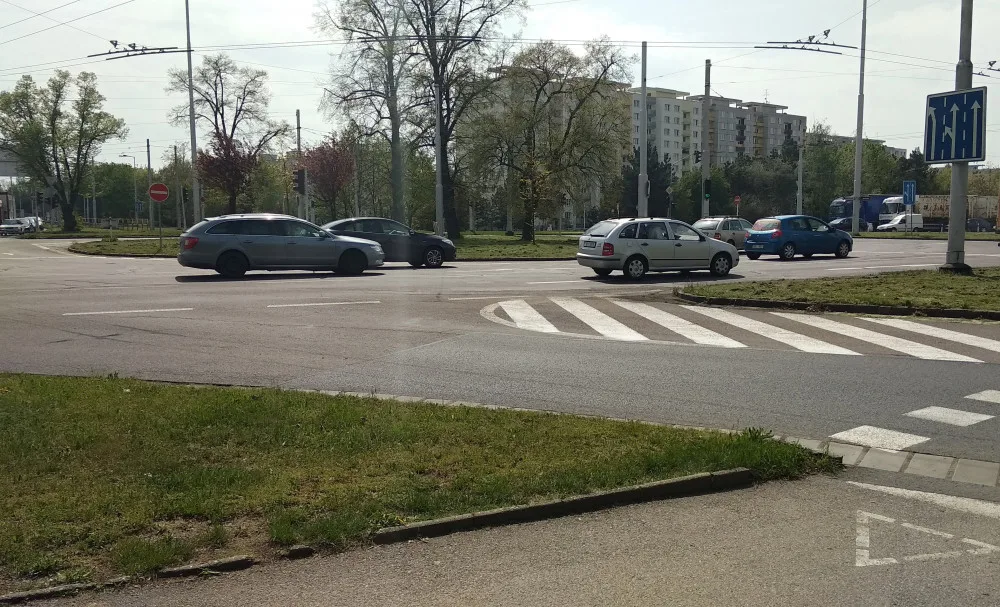 Kruhový objezd v Brněnské ulici