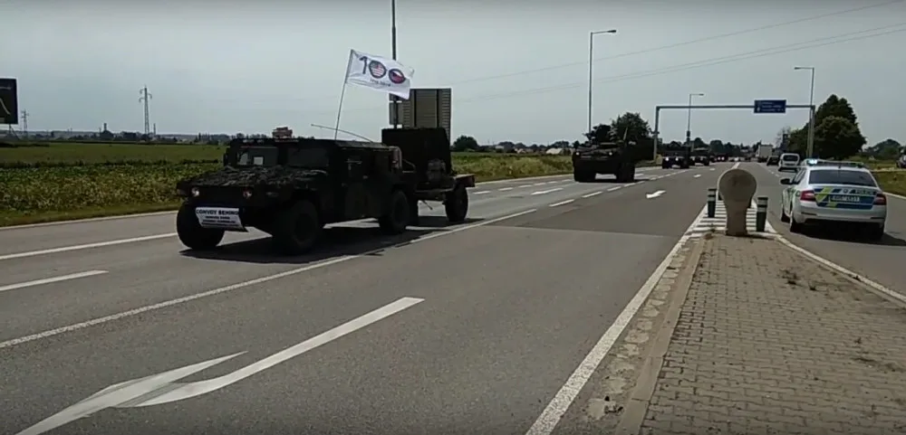 Konvoj projíždějící Hradcem Králové
