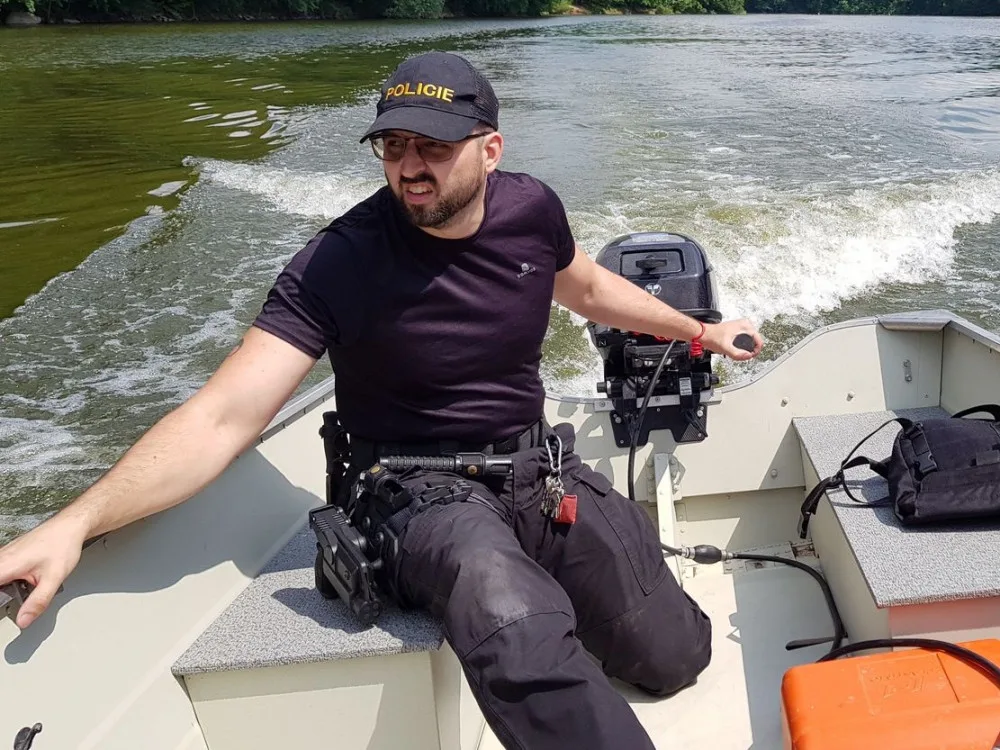 Policista na přehradě Les Království