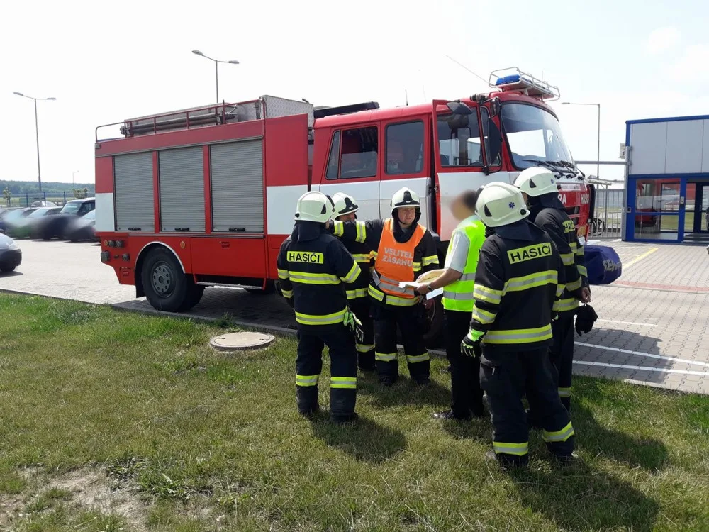 V průmyslové zóně Zábědov dnes unikly do vodního toku dva až tři metry krychlové ethylacetátu