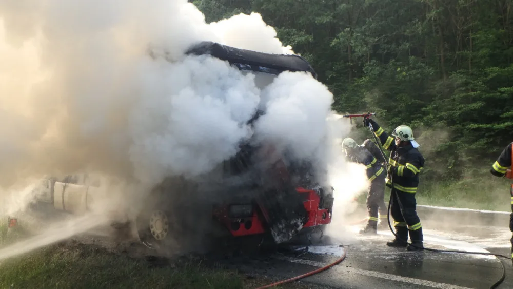 Požár nákladního automobilu u Chlumce nad Cidlinou