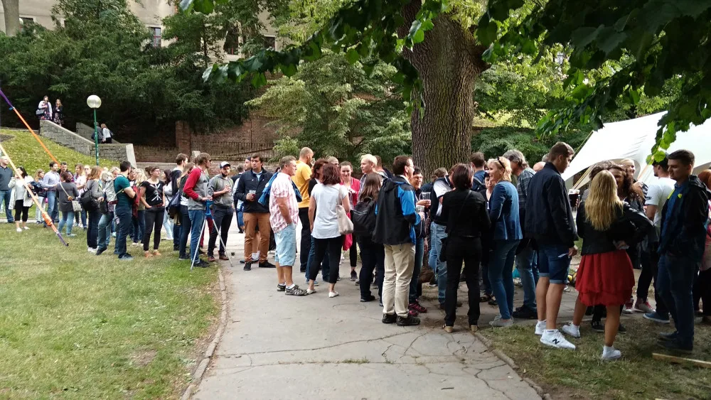 Fronta na divadelní představení na OAP 2018