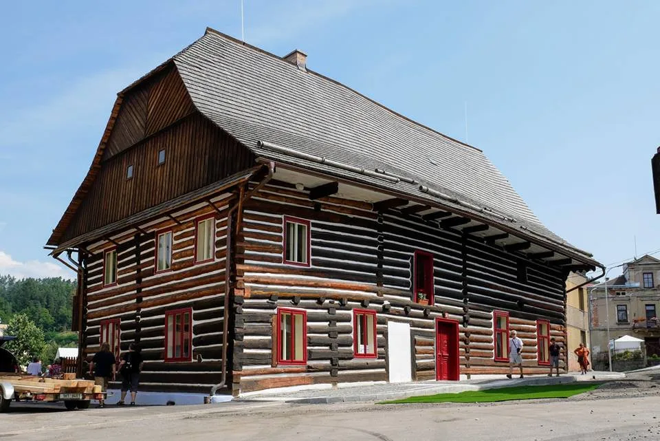Úpická Dřevěnka oblékla nový kabát