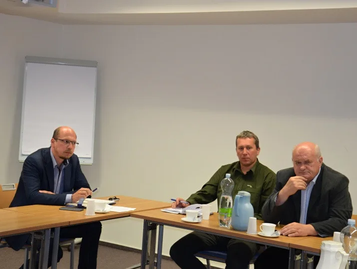 Hejtman Jiří Štěpán (vlevo) a radní Karel Klíma (vpravo) na jednání o kůrovci v Královéhradeckém kraji.