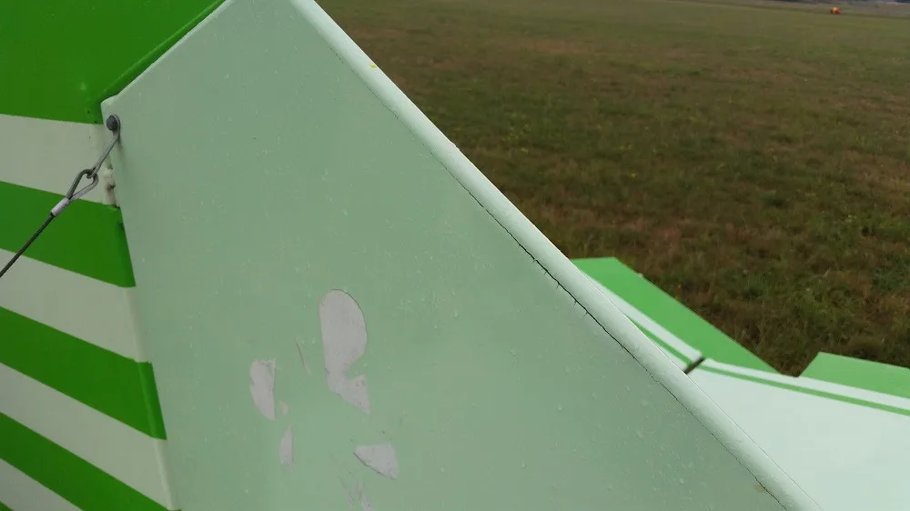 Pilot pravděpodobně nezvládl přistávací manévr. Došlo k poškození zadní části letounu
