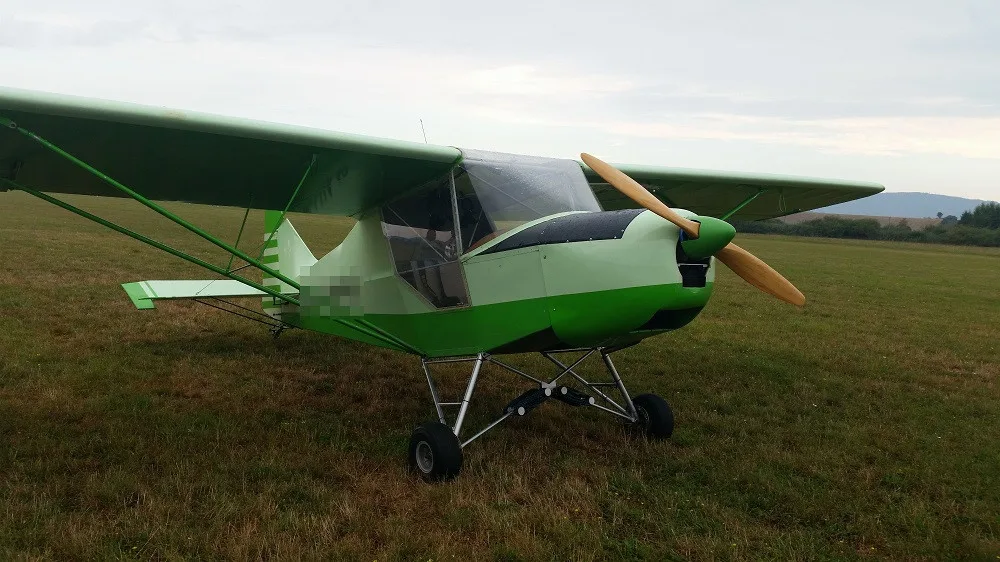 Pilot pravděpodobně nezvládl přistávací manévr. Došlo k poškození zadní části letounu