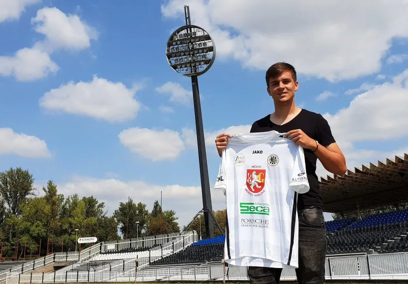 Jakub Pokorný s hradeckým dresem