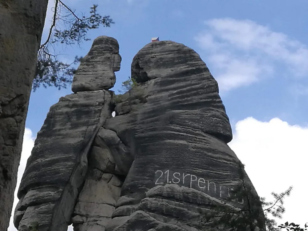 Nápis na skalním útvaru