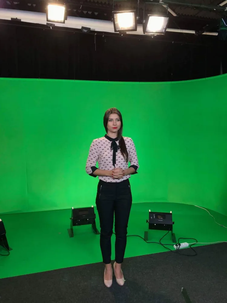 Veronika Lálová při moderování v televizi