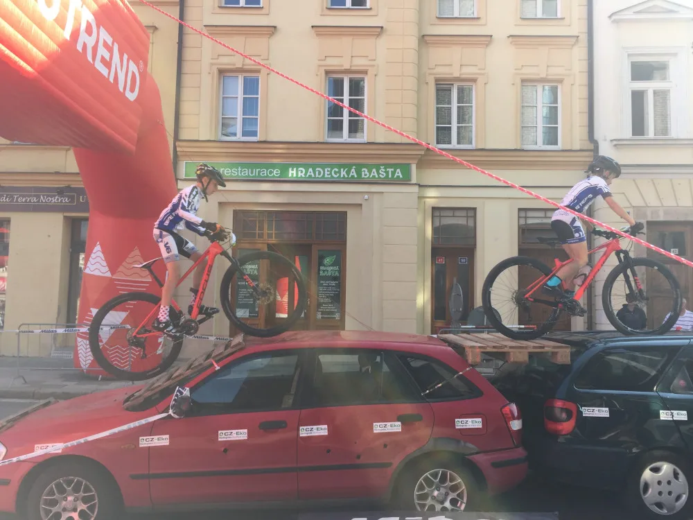 Cyklisté a běžci zaplnili Velké náměstí