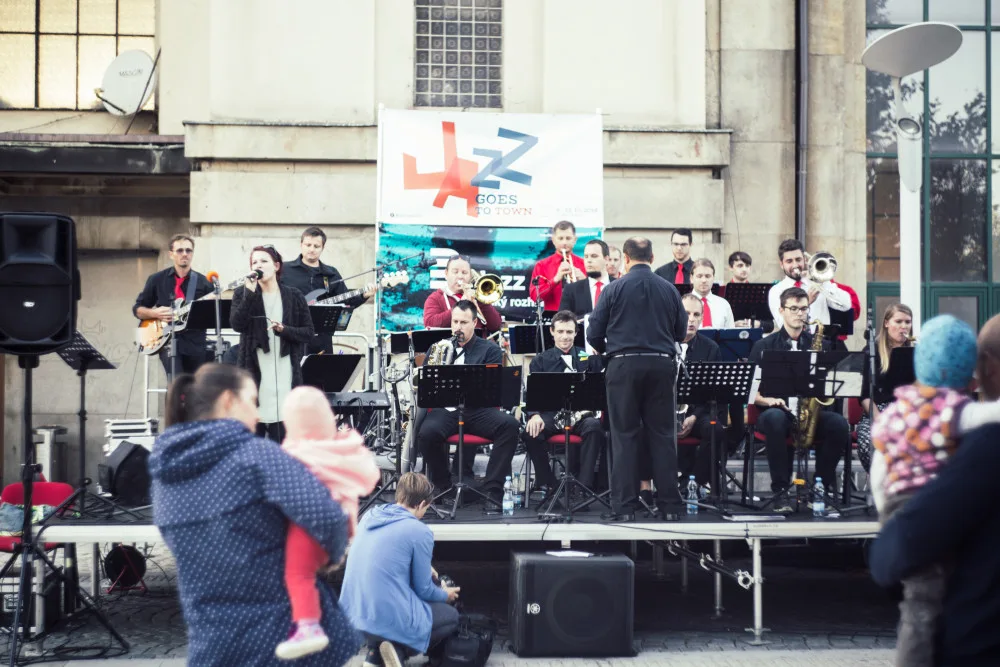 Jazz před vlakovým nádražím