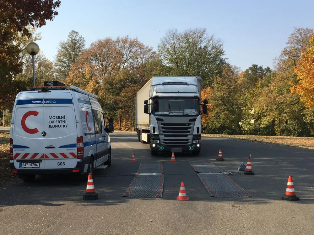 Královéhradečtí policisté provádí kontrolní vážení nákladního auta.
