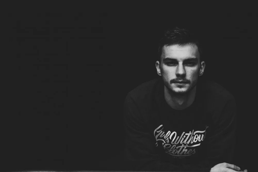 Obyčejné ženy jsou nejkrásnější. Nahá dívka u motorky je jen prodávání masa, říká mladý fotograf