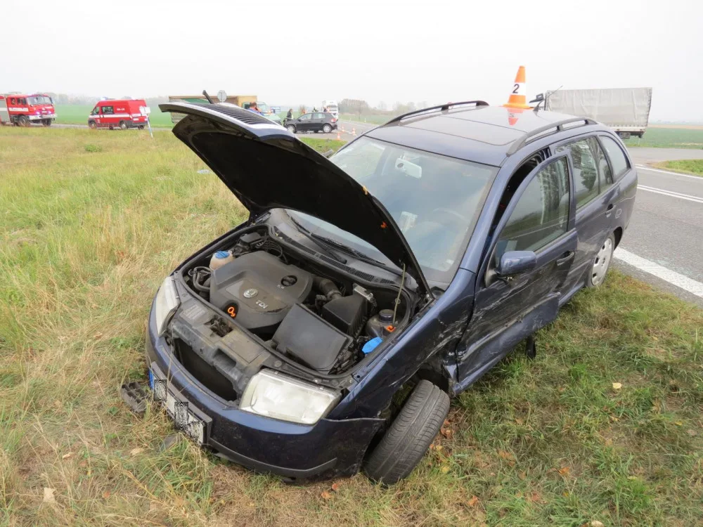 Fabia skončila po srážce v příkopě, kde narazila do značky