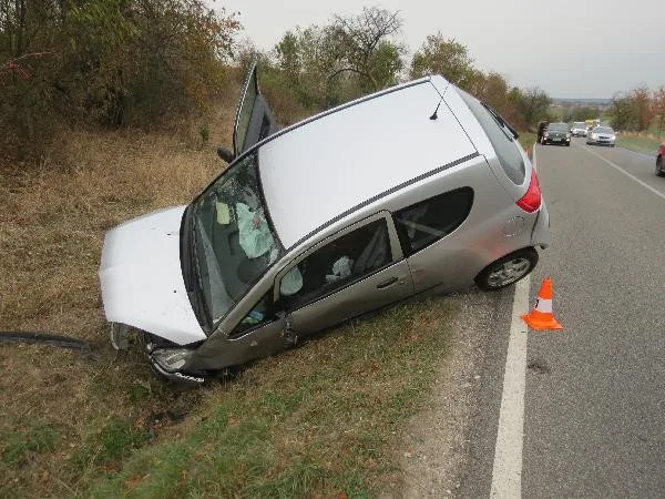Opilá seniorka nejdřív trefila zrcátkem auto v protisměru, následně bourala v příkopě