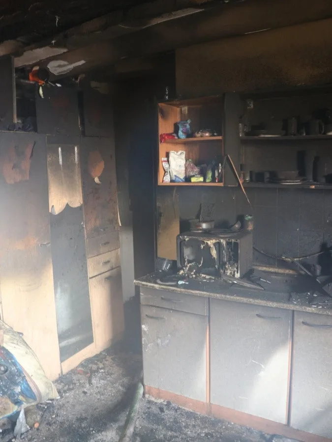 Plameny zničily garsonku, jednu osobu museli ošetřit zdravotníci