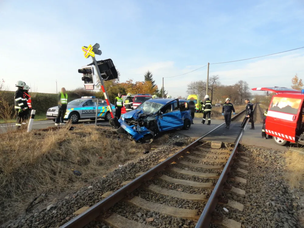 Na přejezdu v Červeném Kostelci se střetlo auto s vlakem, řidič zraněn