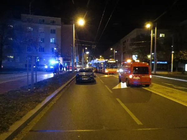 Demoliční derby v hradeckých ulicích. Opilá řidička nabourala dvě auta a trolejbus