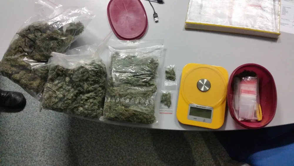 Obsah tašky zabavené Policií ČR před hotelem Černigov.