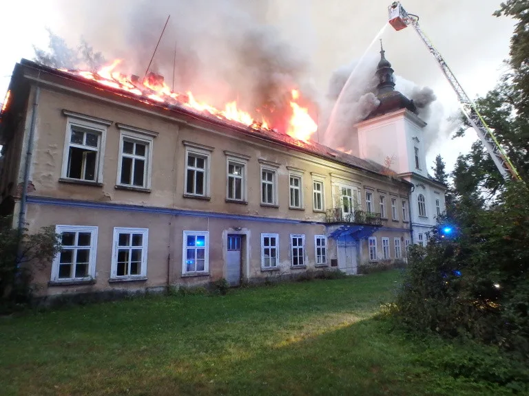 Hořící zámek v Horním Maršově na Trutnovsku