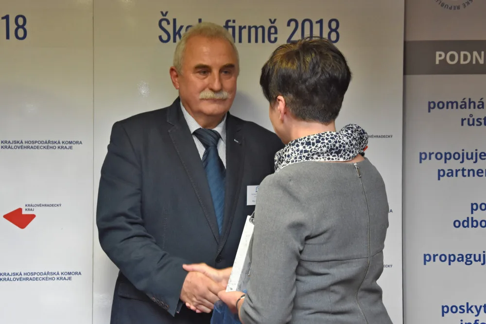 Zbyněk Hruška, ředitel SŠ strojírenská a elektrotechnická Nová Paka. Ocenění předává náměstkyně hejtmana pro oblast školství, kultury a sportu Martina Berdychová.