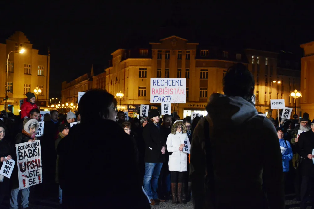FOTO: Stovky lidí v Hradci požadovaly demisi premiéra Andreje Babiše