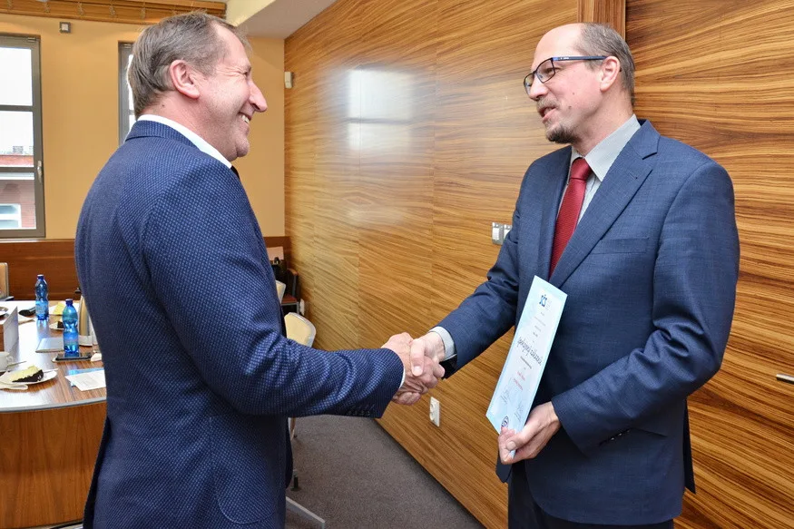 Hejtman Jiří Štěpán (vpravo) předává ocenění