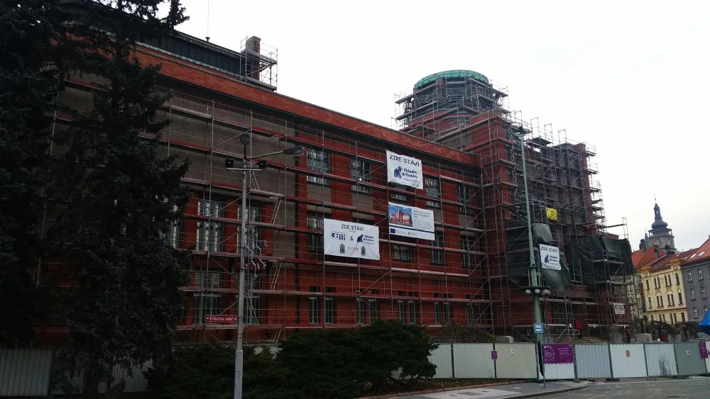 Opravovaná budova muzea