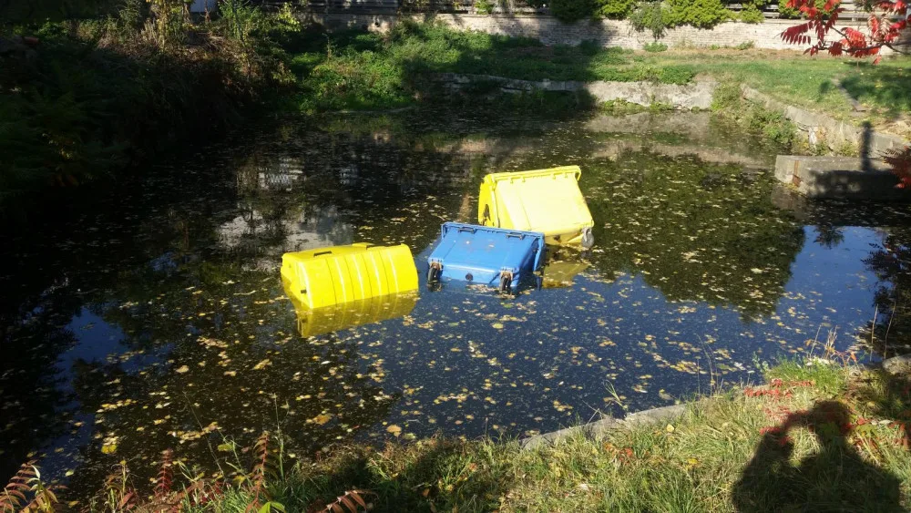 Naházené kontejnery v rybníčku