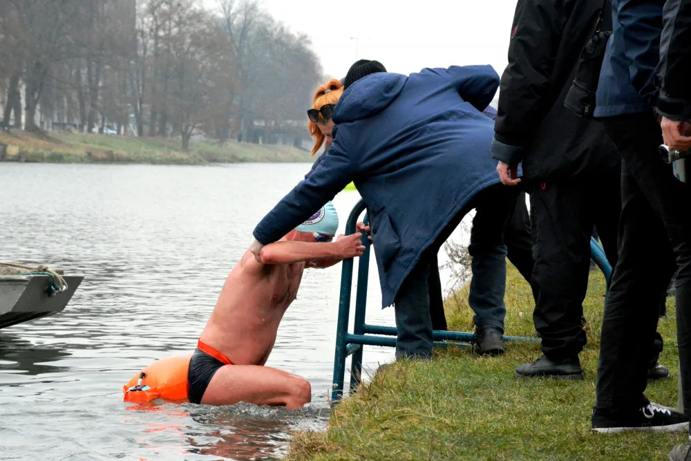 Labe patřilo o víkendu otužilcům. Plaveckých závodů se zúčastnili i zahraniční sportovci