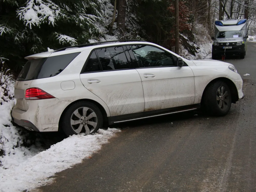 Mercedes skončil po divoké honičce s prostřelenou pneumatikou v příkopě. Řidič se dal na útěk.