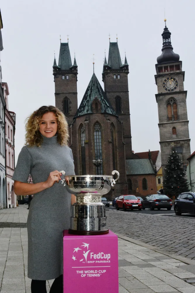 Tenistka Kateřina Siniaková přijela do rodného Hradce, přivezla pohár z Fed Cupu